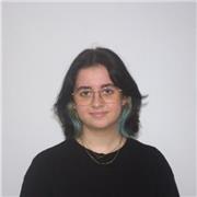 Alumna de auxiliar de laboratorio imparte clases de biología
